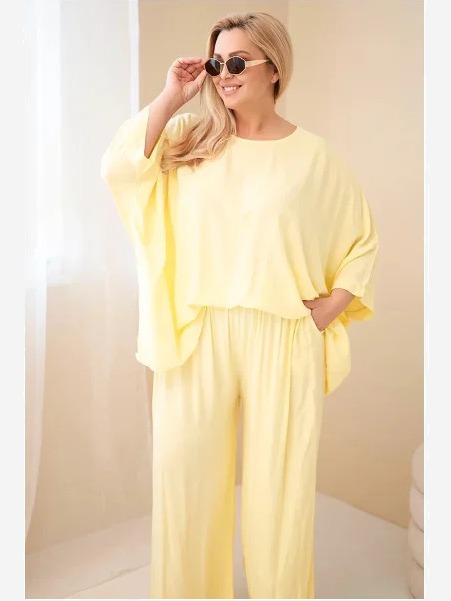 Dámsky plus size viskózový komplet so širokými nohavicami a blúzkou žltý