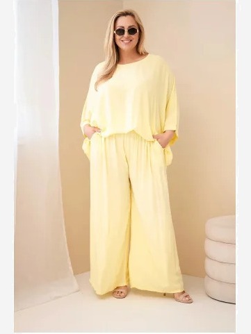 Dámsky plus size viskózový komplet so širokými nohavicami a blúzkou žltý