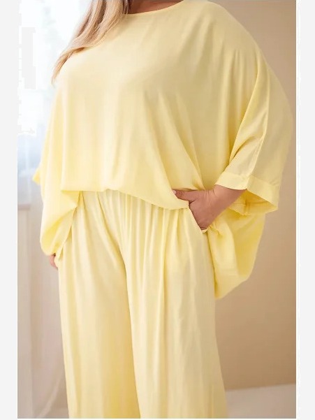 Dámsky plus size viskózový komplet so širokými nohavicami a blúzkou žltý