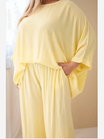 Dámsky plus size viskózový komplet so širokými nohavicami a blúzkou žltý