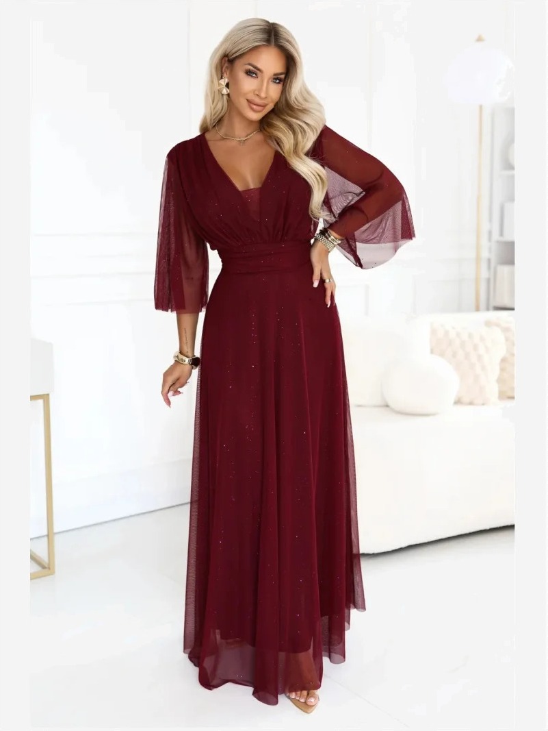 654-6 Dlhé trblietavé šaty plus size s výstrihom a priesvitným rukávom - bordó