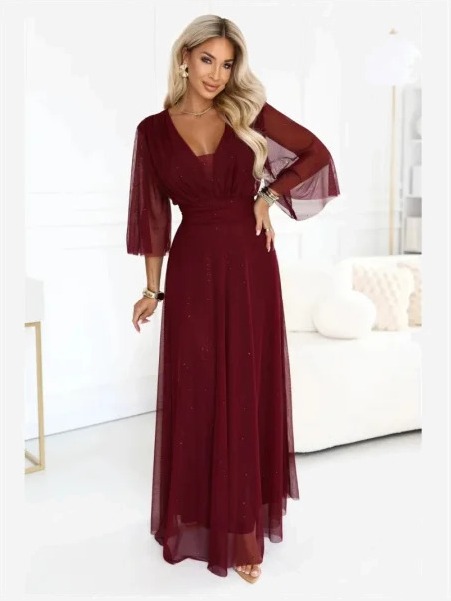 654-6 Dlhé trblietavé šaty plus size s výstrihom a priesvitným rukávom - bordó
