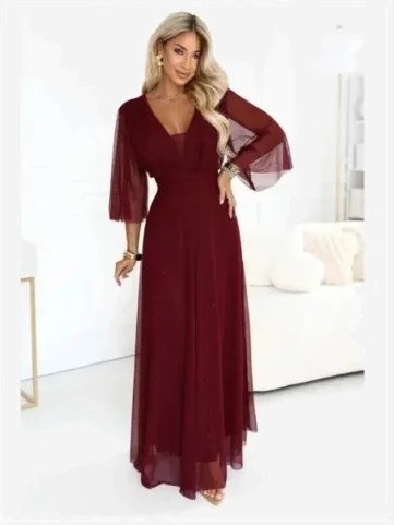 654-6 Dlhé trblietavé šaty plus size s výstrihom a priesvitným rukávom - bordó