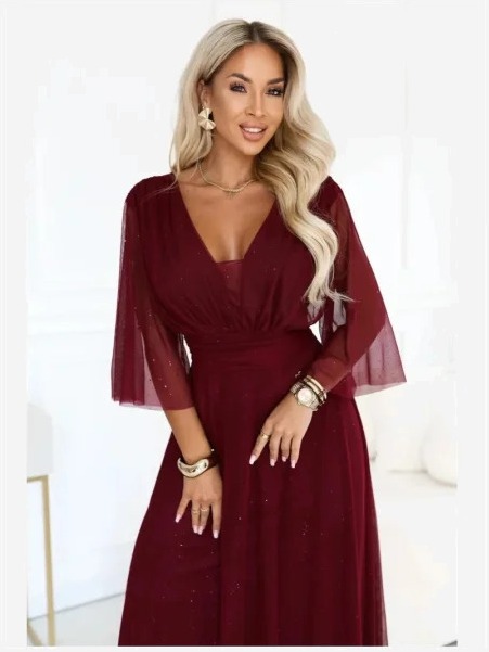 654-6 Dlhé trblietavé šaty plus size s výstrihom a priesvitným rukávom - bordó