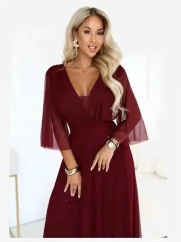 654-6 Dlhé trblietavé šaty plus size s výstrihom a priesvitným rukávom - bordó