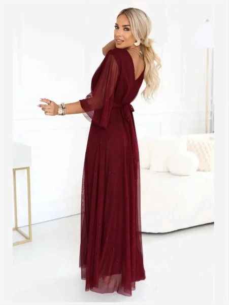 654-6 Dlhé trblietavé šaty plus size s výstrihom a priesvitným rukávom - bordó
