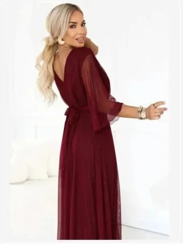 654-6 Dlhé trblietavé šaty plus size s výstrihom a priesvitným rukávom - bordó