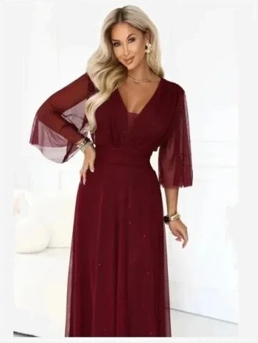 654-6 Dlhé trblietavé šaty plus size s výstrihom a priesvitným rukávom - bordó