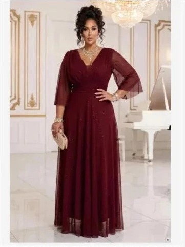 654-6 Dlhé trblietavé šaty plus size s výstrihom a priesvitným rukávom - bordó