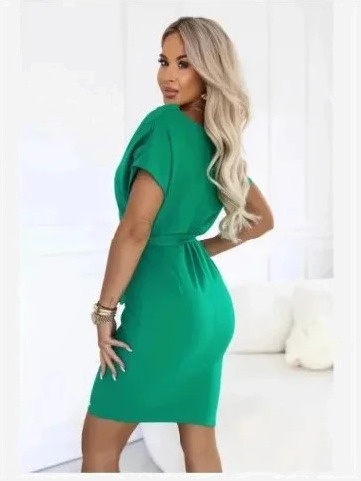 240-12 ROXI Pohodlné šaty s asymetrickou sukňou a opaskom - zelené