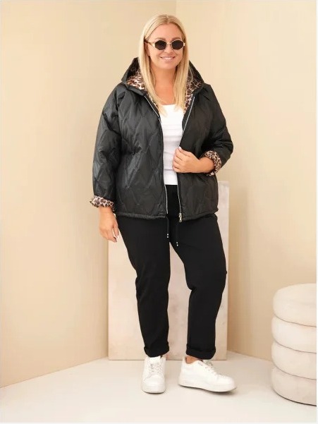 Dámska bunda Plus Size s kapucňou a panterkovým lemovaním čierna