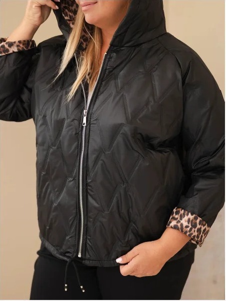 Dámska bunda Plus Size s kapucňou a panterkovým lemovaním čierna