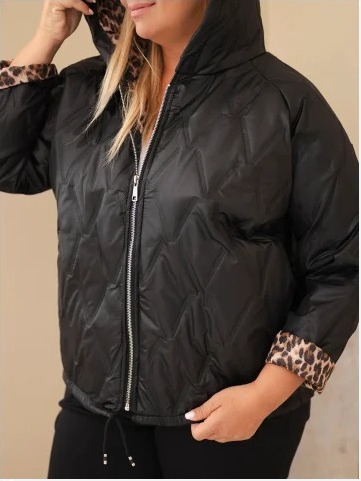 Dámska bunda Plus Size s kapucňou a panterkovým lemovaním čierna