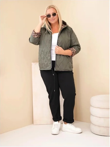 Dámska bunda Plus Size s kapucňou a leopardím lemovaním khaki