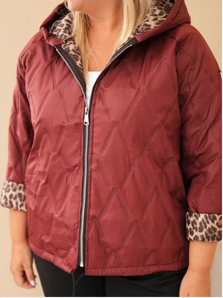 Dámska bunda Plus Size s kapucňou a leopardím lemovaním bordová