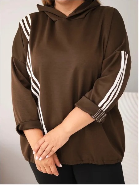 Dámska mikina Plus Size z viskózy s kapucňou a ozdobnými pásikmi hnedá