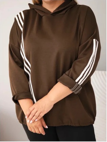 Dámska mikina Plus Size z viskózy s kapucňou a ozdobnými pásikmi hnedá