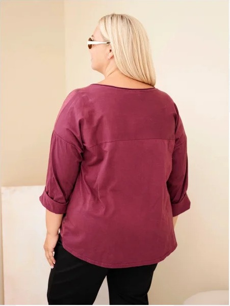 Dámska bavlnená blúzka Plus Size s potlačou a výstrihom do U slivková