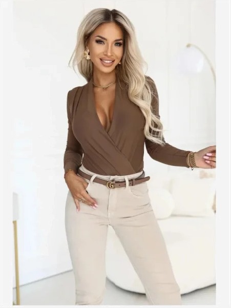375-11 Štýlové dámske body so zavinovacím výstrihom - mocca hnedá