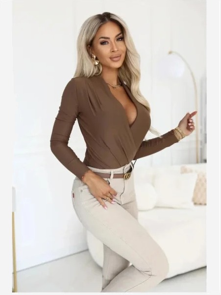 375-11 Štýlové dámske body so zavinovacím výstrihom - mocca hnedá