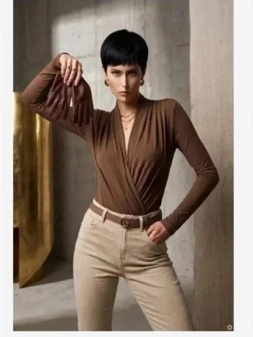 375-11 Štýlové dámske body so zavinovacím výstrihom - mocca hnedá