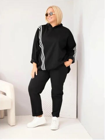 Dámska mikina Plus Size z viskózy s kapucňou a ozdobnými pásikmi čierna