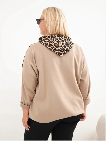 Dámska mikina Plus Size z viskózy s kapucňou a panterkovými vsadkami karamelová