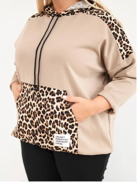 Dámska mikina Plus Size z viskózy s kapucňou a panterkovými vsadkami karamelová