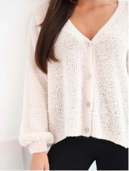 Dámsky sveter z vlnou zapínaný na gombíky s výstrihom do V svetlý béžový