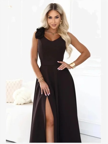 643-10 Elegantné večerné maxi šaty s rozparkom a ružami - čokoládovo hnedá