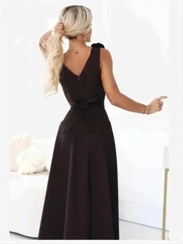 643-10 Elegantné večerné maxi šaty s rozparkom a ružami - čokoládovo hnedá
