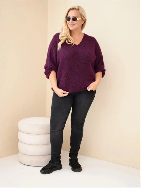 Dámsky sveter Plus Size s výstrihom do V a širokým rukávom fialová tmavá