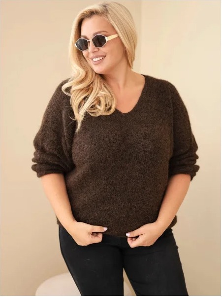 Dámsky sveter Plus Size s výstrihom do V a širokým rukávom hnedý