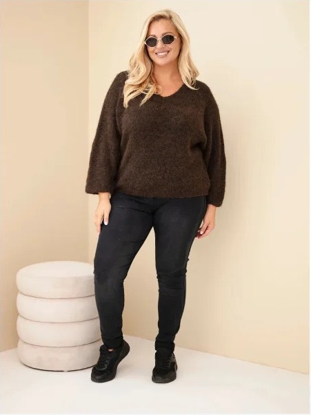 Dámsky sveter Plus Size s výstrihom do V a širokým rukávom hnedý
