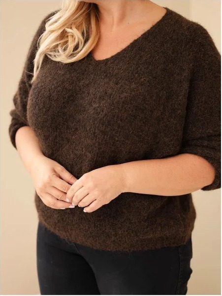 Dámsky sveter Plus Size s výstrihom do V a širokým rukávom hnedý
