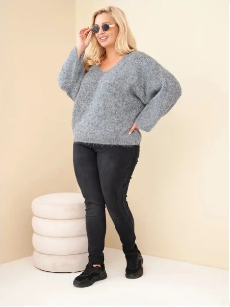 Dámsky sveter Plus Size s výstrihom do V a širokým rukávom sivý
