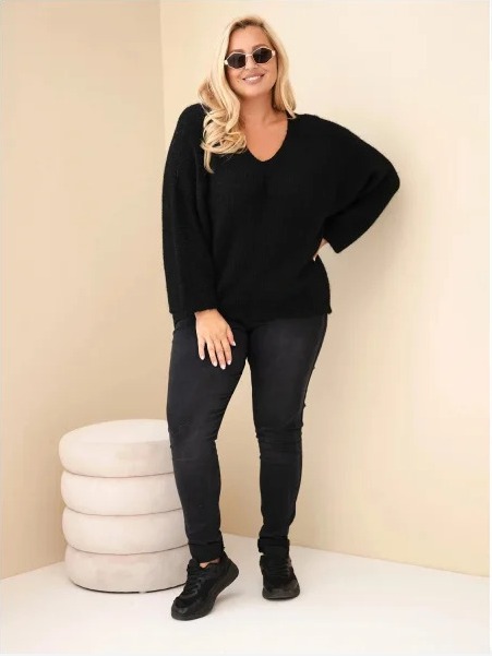 Dámsky sveter Plus Size s výstrihom do V a širokými rukávmi čierny