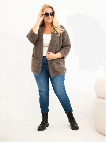 Dámsky sveter Plus Size s vreckami bez zapínania mocca