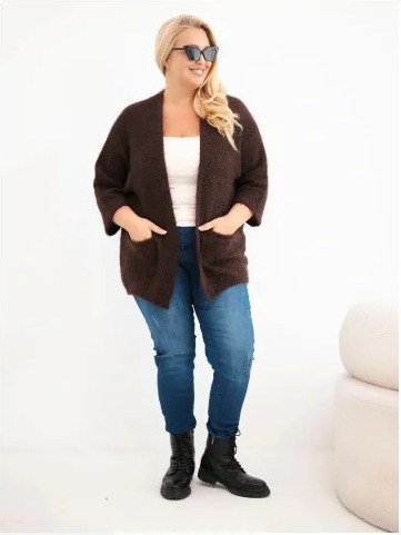 Dámsky sveter Plus Size s vreckami bez zapínania hnedý
