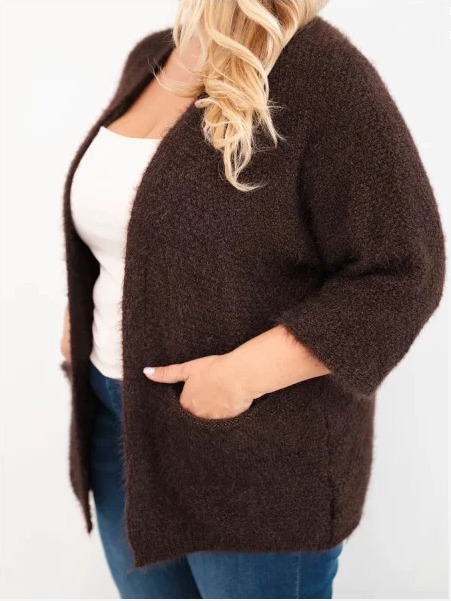 Dámsky sveter Plus Size s vreckami bez zapínania hnedý