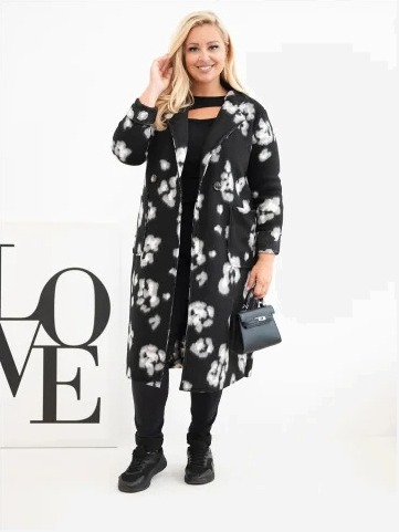 Dámsky elegantný kabát Plus Size s klopami v leopardí vzor čierny