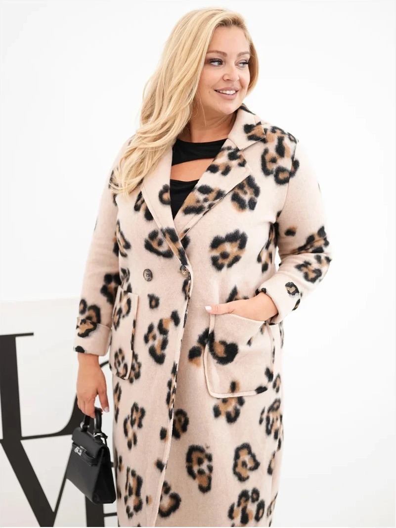 Dámsky elegantný plášť Plus Size s klopami v leopardí vzor béžový