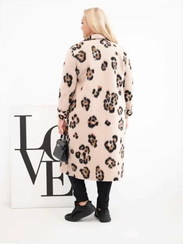 Dámsky elegantný plášť Plus Size s klopami v leopardí vzor béžový