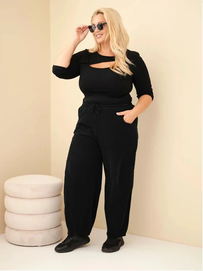 Dámske bavlnené nohavice Plus Size z manšestru s gumou v páse a vreckami čierne