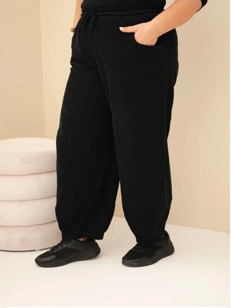 Dámske bavlnené nohavice Plus Size z manšestru s gumou v páse a vreckami čierne