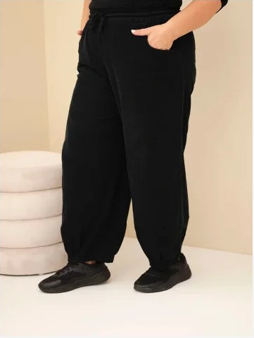 Dámske bavlnené nohavice Plus Size z manšestru s gumou v páse a vreckami čierne