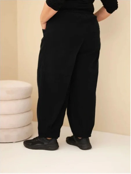 Dámske bavlnené nohavice Plus Size z manšestru s gumou v páse a vreckami čierne