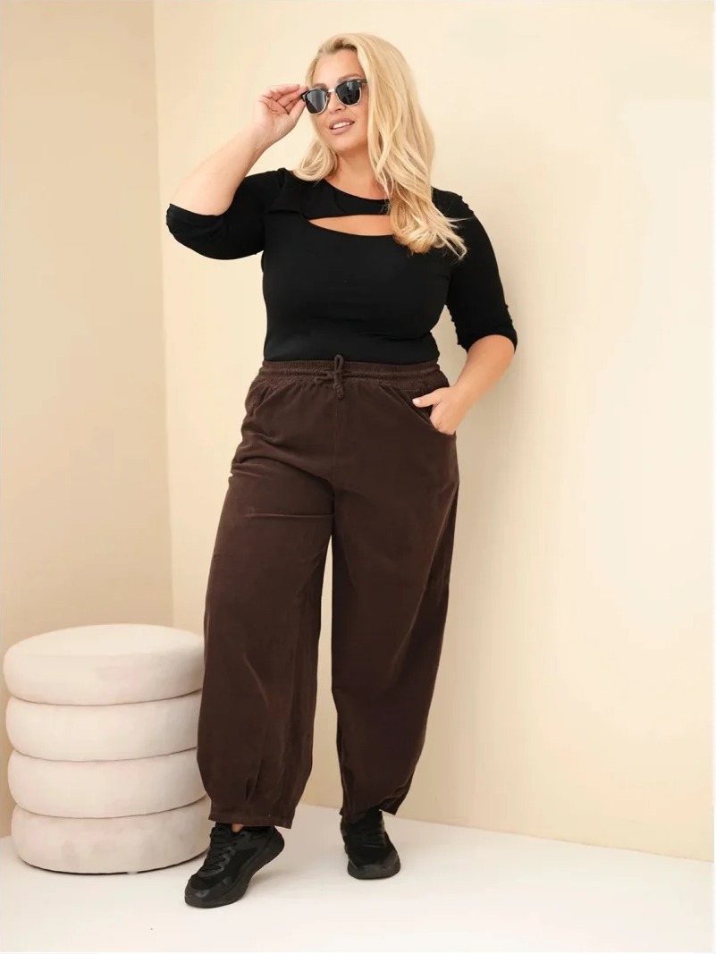 Dámske bavlnené nohavice Plus Size manžestr s gumou v páse a vreckami hnedé