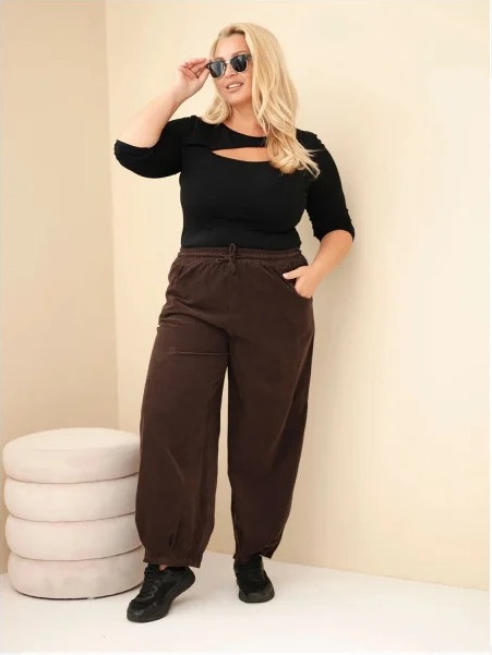Dámske bavlnené nohavice Plus Size manžestr s gumou v páse a vreckami hnedé