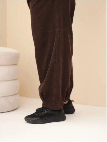Dámske bavlnené nohavice Plus Size manžestr s gumou v páse a vreckami hnedé